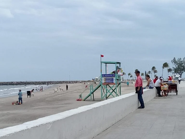 Frente frío 13 provoca cierre de playas en Veracruz