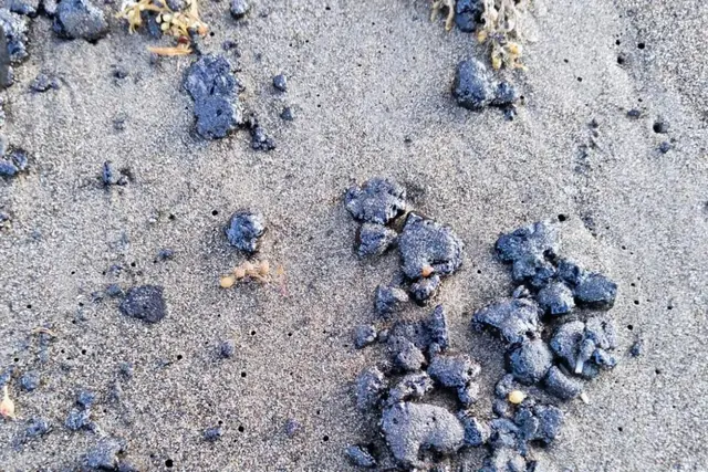 Vecinos alertan por derrame de chapote en playa de Chachalacas