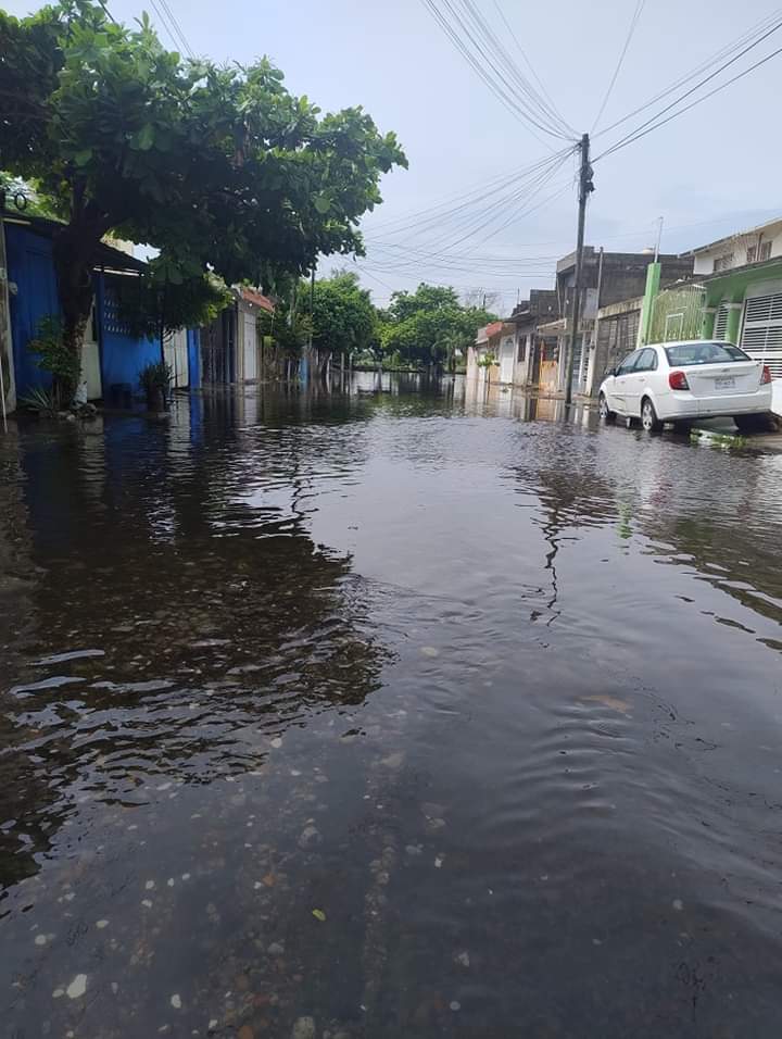 Avenida Veracruz se inunda tras desbordamiento de Laguna Lagartos