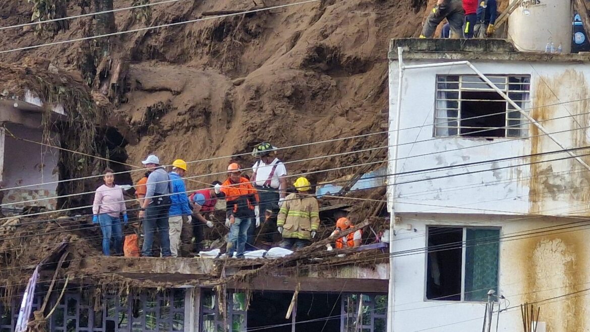 Deslave en Xalapa deja a pareja y a su bebé sin vida