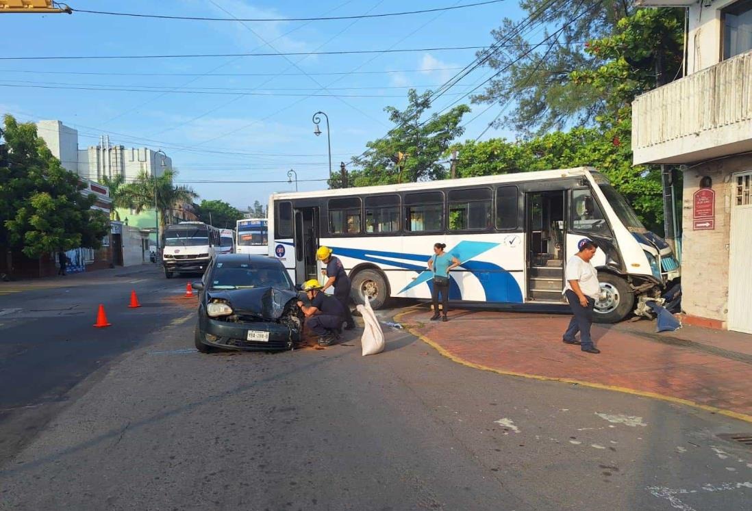 Accidente en Veracruz: auto se pasa el rojo y choca con camión