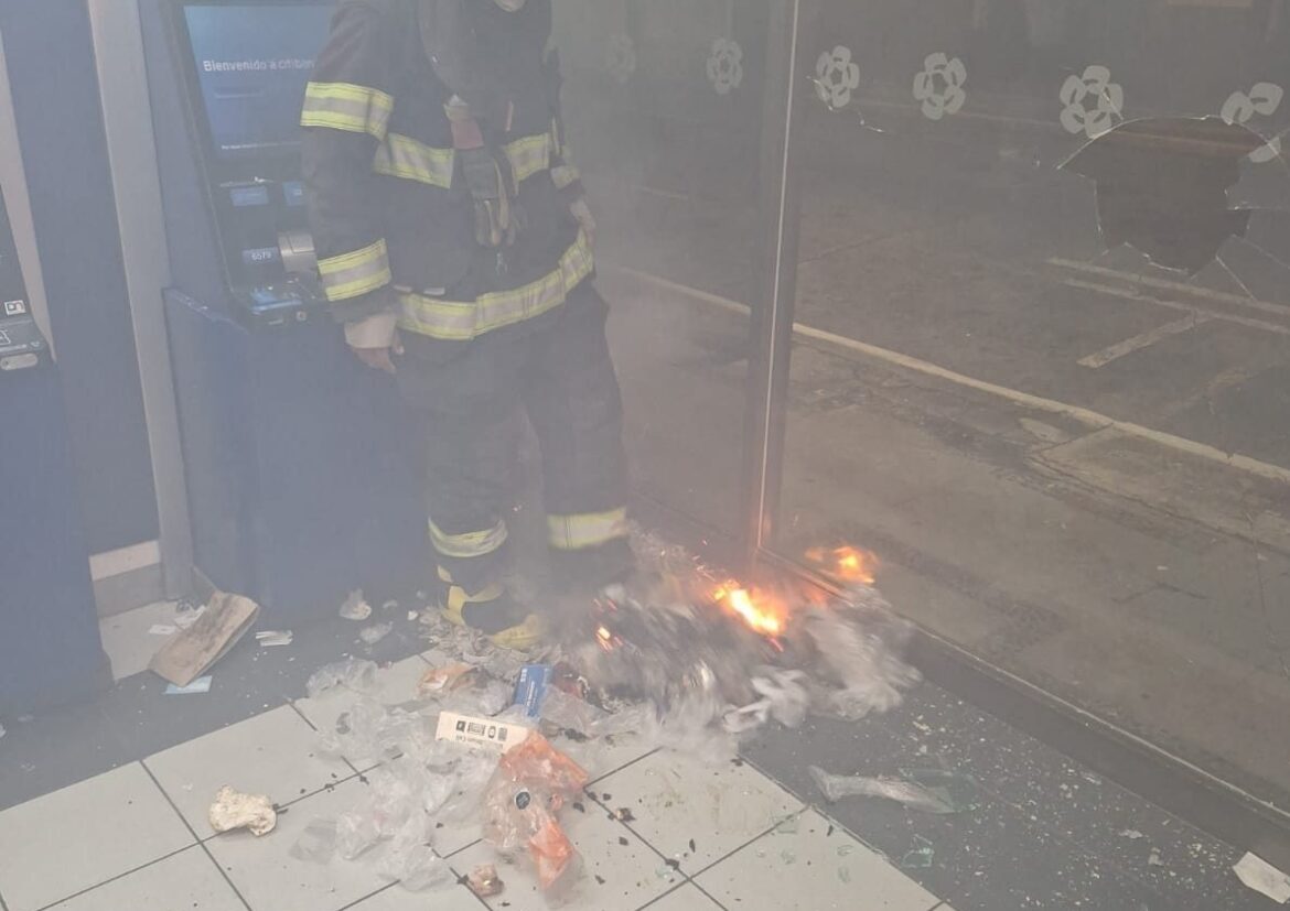 Hombre prende fuego y rompe cristales de banco en Veracruz