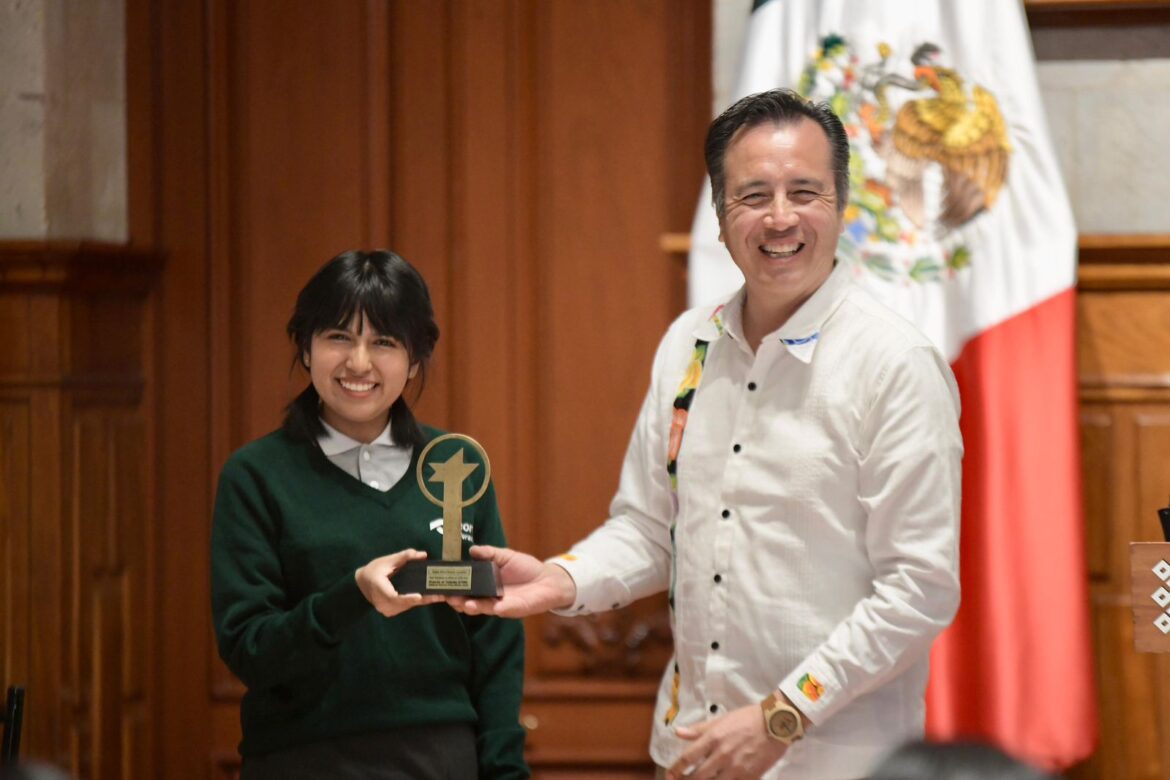 ¡Orgullo de Veracruz! Ángela Olazarán es la mejor estudiante del mundo