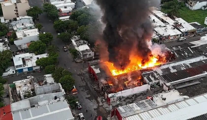 Se incendia bodega en el centro de Veracruz