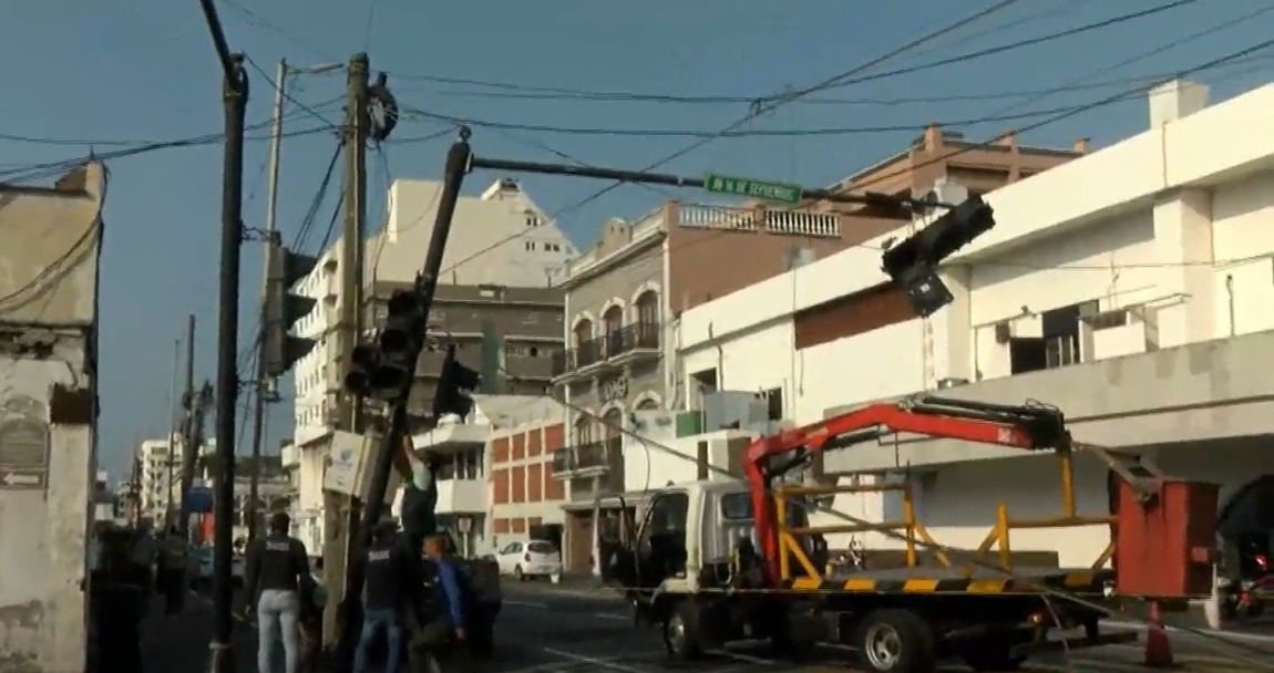 Tráiler derriba cables y semáforo en el Centro Histórico de Veracruz